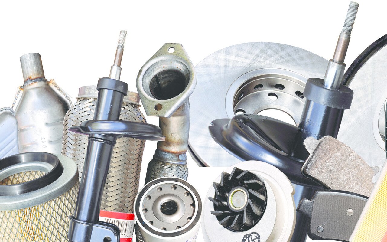 Assortimento di ricambi auto: ammortizzatori, filtri, dischi freno e pastiglie